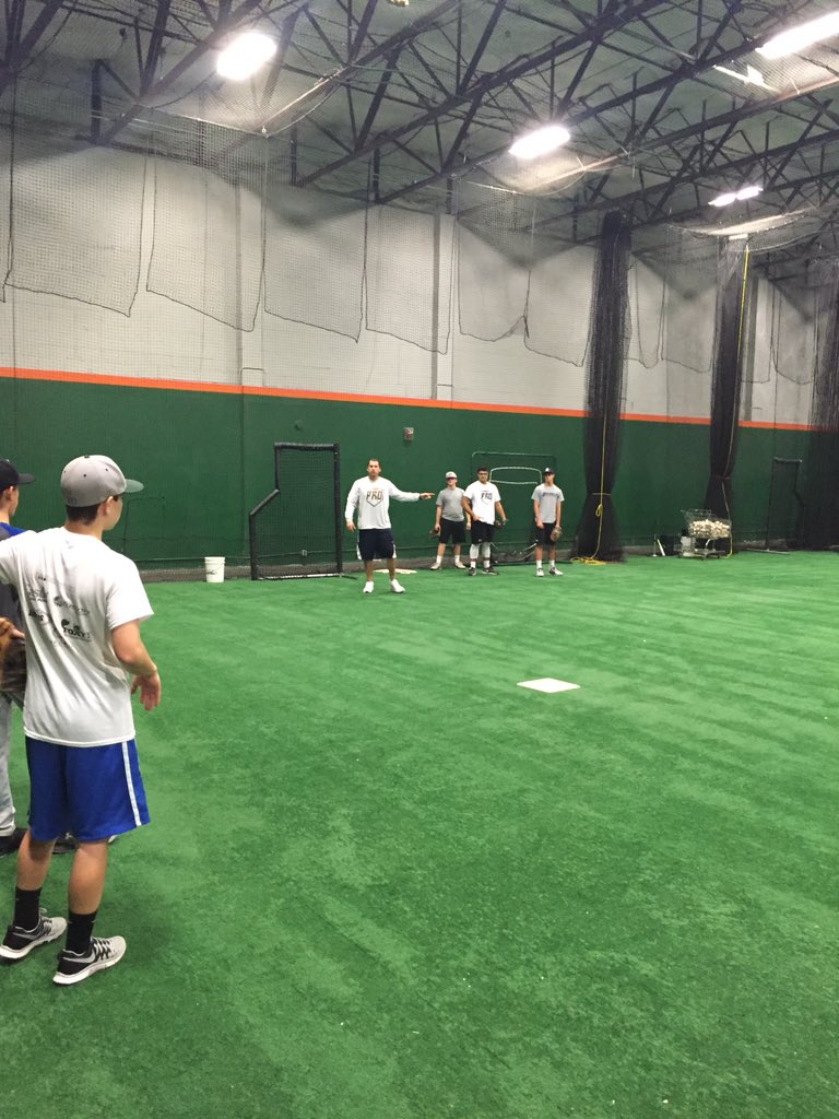DiamondPro3's tweet photo. High school winter work outs underway #middleinfieldwork #MIFS https://t.co/21y3Fk1OCE