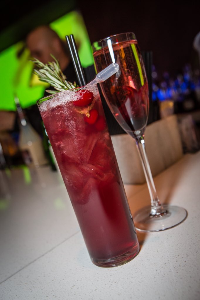 ItsKimJones's tweet photo. Stop by @AndreasEncore this weekend &amp; try our one of a kind cocktails #Vegas https://t.co/kGD8iXmBhU