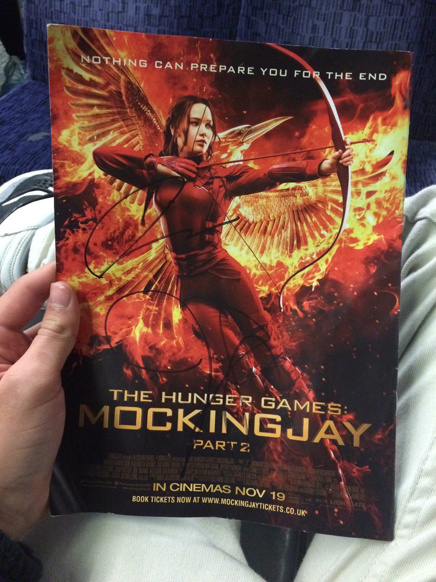 ivannsasso's tweet photo. JENNIFER LAWRENCE AND LIAM HEMSWORTH AUTOGRAPHS! Go to my Instagram (ivannsasso) for watching videos #HungerGames https://t.co/0Wt1HQtCod