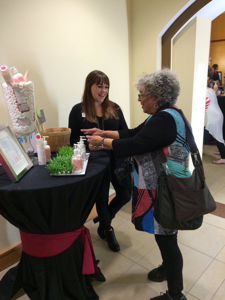 bengtsoncenter's tweet photo. Do you know about @farmhousefresh products? You should they are fantastic #AllThatGlows https://t.co/OsV1cXRGmL