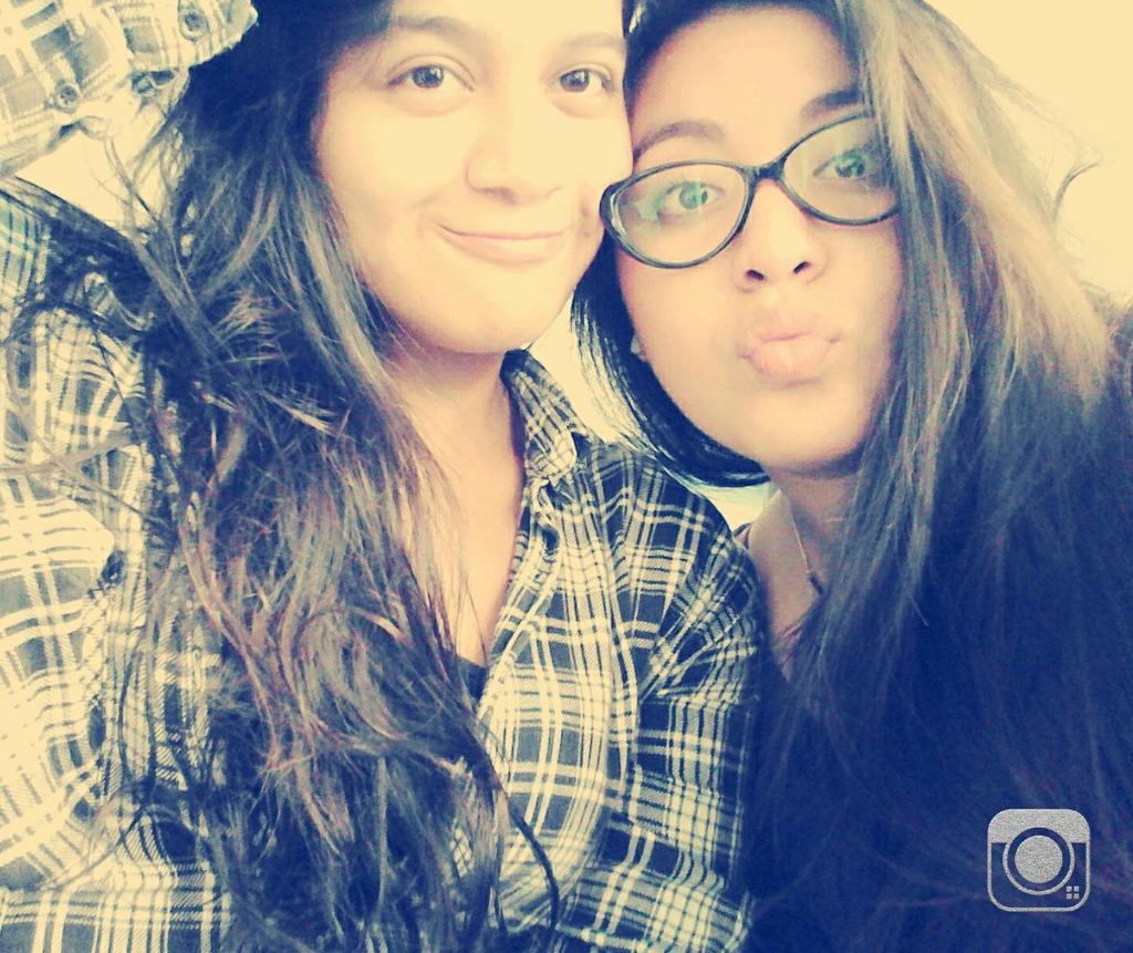 OlenkaBonelli's tweet photo. Ft. LAMARIDAENAMORADA
 #MaridaDay #Glasses #Lindas 👄✈👓🎻🌺🚬😍📷✌🙌💅👑💄 https://t.co/cyetfaQzDn
