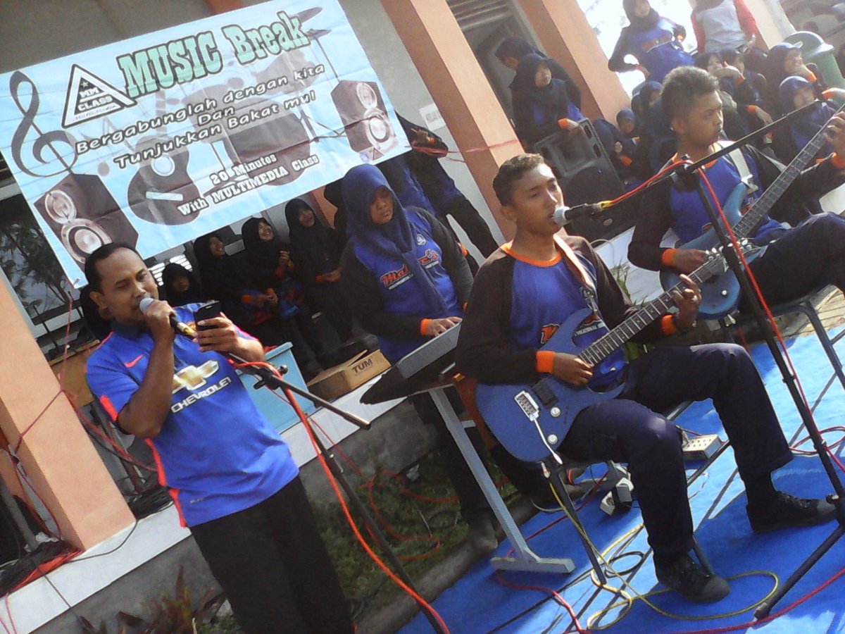 MM_Class2013's tweet photo. With kepala sekolah SMK Muhammadiyah 5 Kepanjen @MALVOCS_SMEAMU #MusicBreak https://t.co/So2AKNLe5J