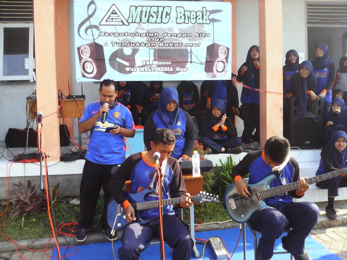 MM_Class2013's tweet photo. With kepala sekolah SMK Muhammadiyah 5 Kepanjen @MALVOCS_SMEAMU #MusicBreak https://t.co/So2AKNLe5J