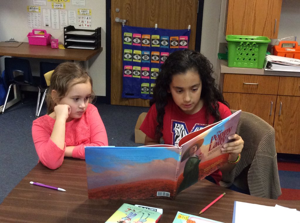 EcholsFirsties's tweet photo. Sweet girls! @AaronJPena Mia was patiently helping Hallie with her homework. 💕 @WoodwayElem #wwlearn https://t.co/lJHfHL8dLd