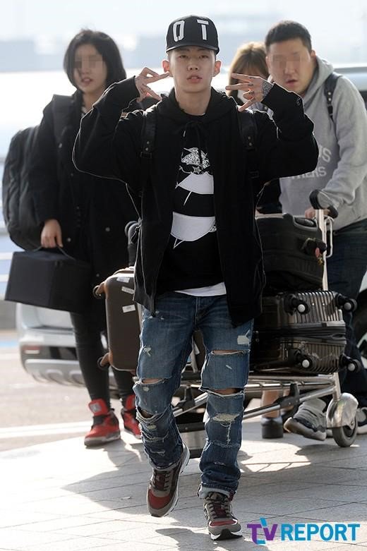 kor_celebrities's tweet photo. 歌手 パク・ジェボム、中国へ（６日、仁川空港） https://t.co/lCXN3ObP4T https://t.co/TeiyKABP8u