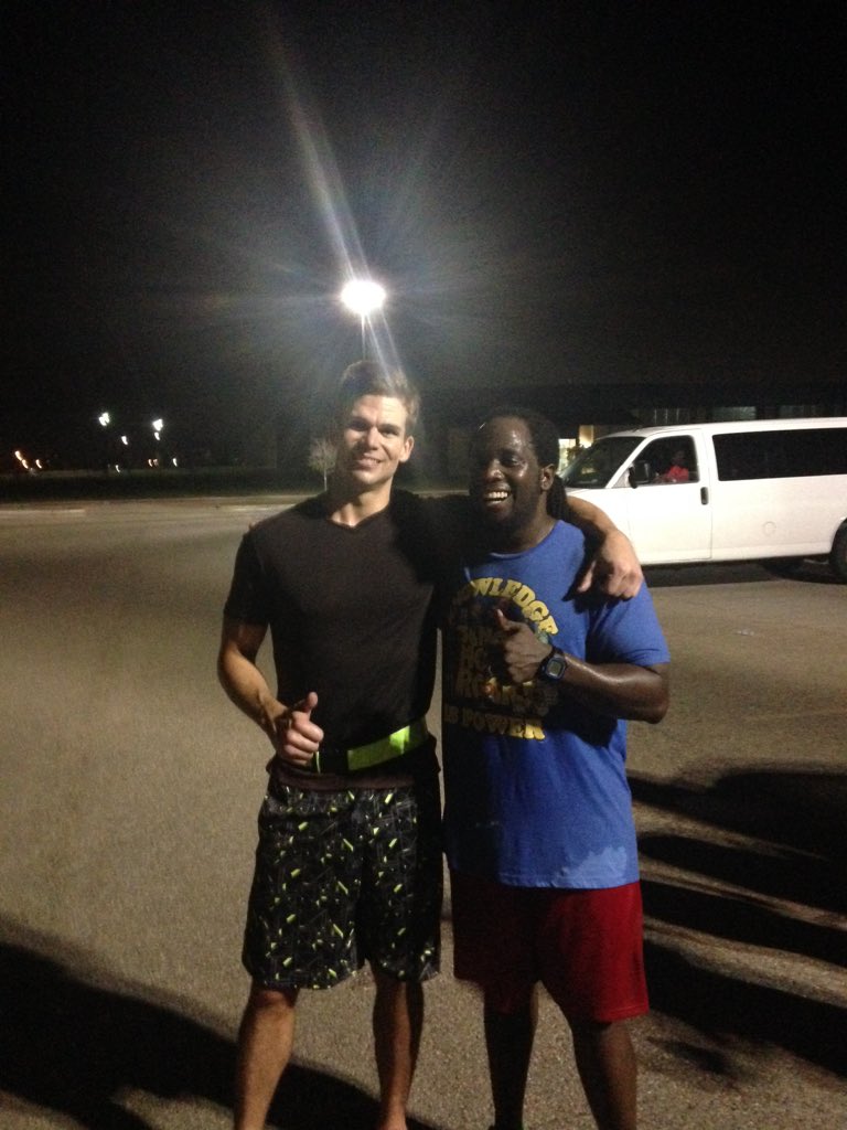 dmalo24's tweet photo. @elleelle_koolj this guy look familiar? https://t.co/VxAjPPdpAi