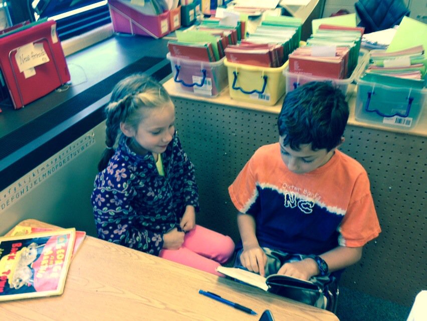MrsThomasWDS's tweet photo. We had an AWESOME time with our reading buddies.  Love Reading Week at Woods Creek!#TeamThomasRocks! https://t.co/eE4B8gGvdD