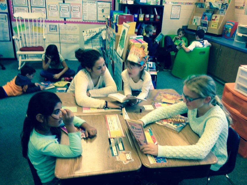 MrsThomasWDS's tweet photo. We had an AWESOME time with our reading buddies.  Love Reading Week at Woods Creek!#TeamThomasRocks! https://t.co/eE4B8gGvdD
