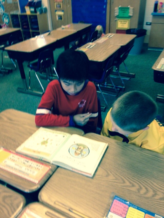 MrsThomasWDS's tweet photo. We had an AWESOME time with our reading buddies.  Love Reading Week at Woods Creek!#TeamThomasRocks! https://t.co/eE4B8gGvdD