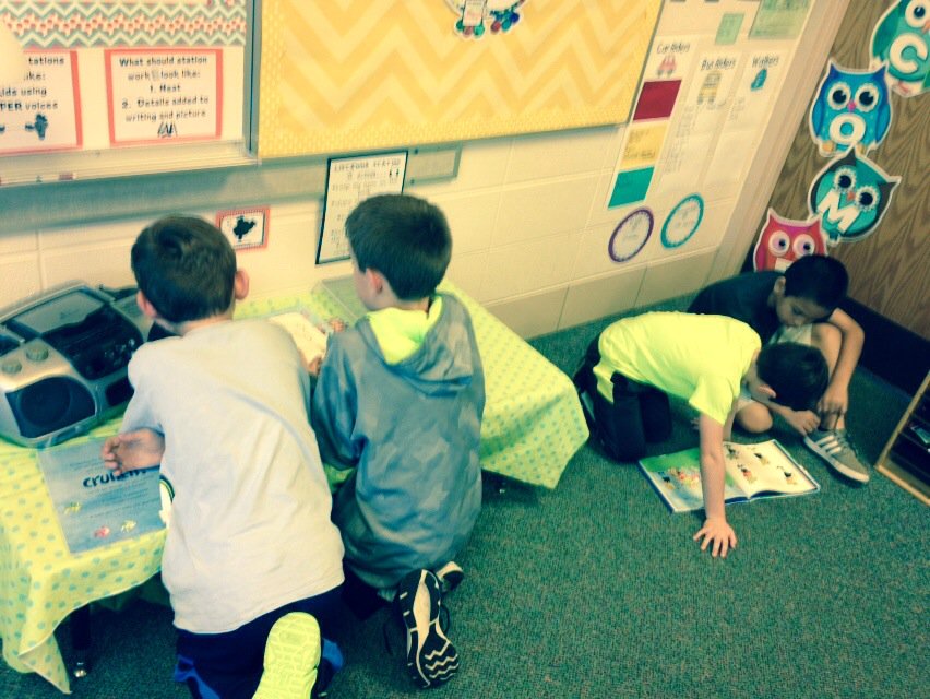 MrsThomasWDS's tweet photo. We had an AWESOME time with our reading buddies.  Love Reading Week at Woods Creek!#TeamThomasRocks! https://t.co/eE4B8gGvdD