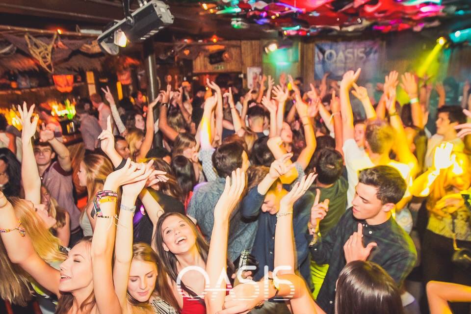 In bed feeling rough as fuck still. <a href="/ThursdaysOasis/">Oasis Thursdays</a> is packed and Turn Up Thursday @ Treehouse still empty. Night 🖕🏻