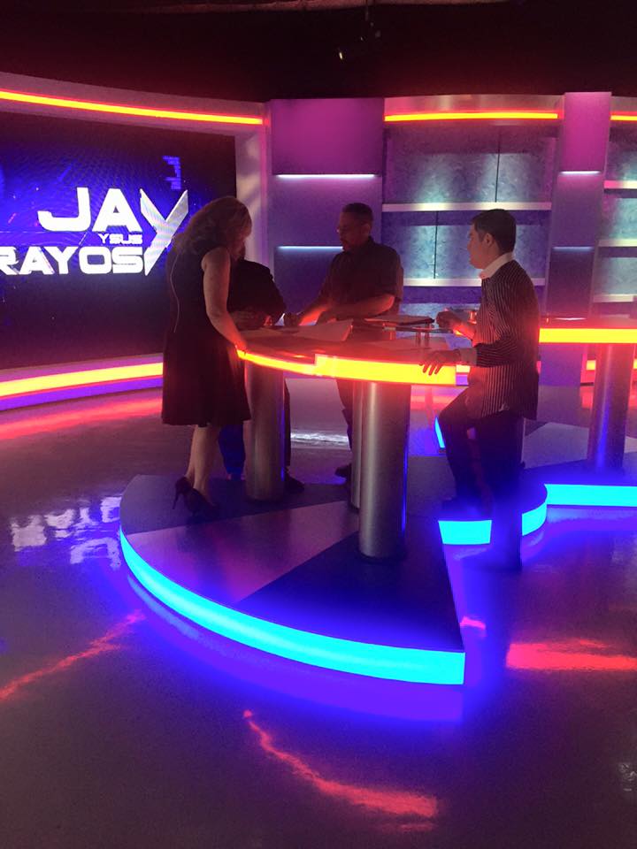 TVboricuaUSA's tweet photo. [Puerto Rico] AL AIRE: Ya comenzó #JayYSusRayosX con @JayFonsecaPR por @TelemundoPR. ¡No te lo pierdas! https://t.co/V72gCd2BoY