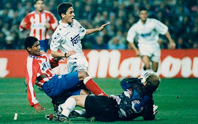 #UnDiaComoHoy  <a href="/7_RaulGlez/">Raúl González Blanco</a> Anotó su primer gol como profesional. ¿Sabe contra quién? bit.ly/1Ngc2e7