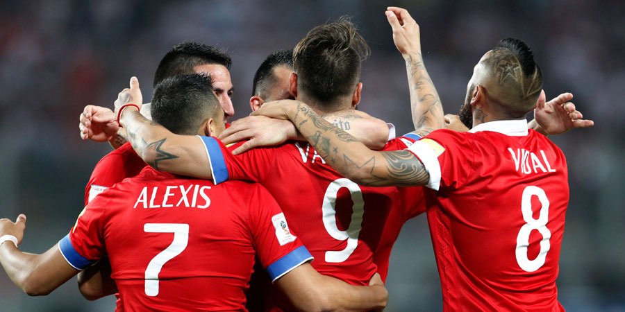 latercera's tweet photo. La mejor posición de la historia: Se confirma el quinto lugar de Chile en el ranking FIFA https://t.co/5HCWDdIg1G https://t.co/PifokauRE6