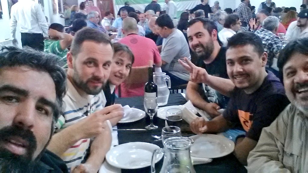 Cesargarzon80's tweet photo. #Ahora cena con los cumpas de #Cordoba #Anusate @federgiuliani @waltavalos @titocolman @Dami_Alb https://t.co/pzZDKk2EZF