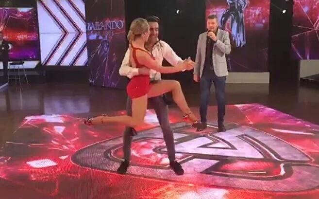 MicMichaetina's tweet photo. Programa imperdible el de mañana  #Showmatch @laufer4 @hoppefede #LYF #BailaTango 💏💕👏👏 https://t.co/ztBoLQo8e4