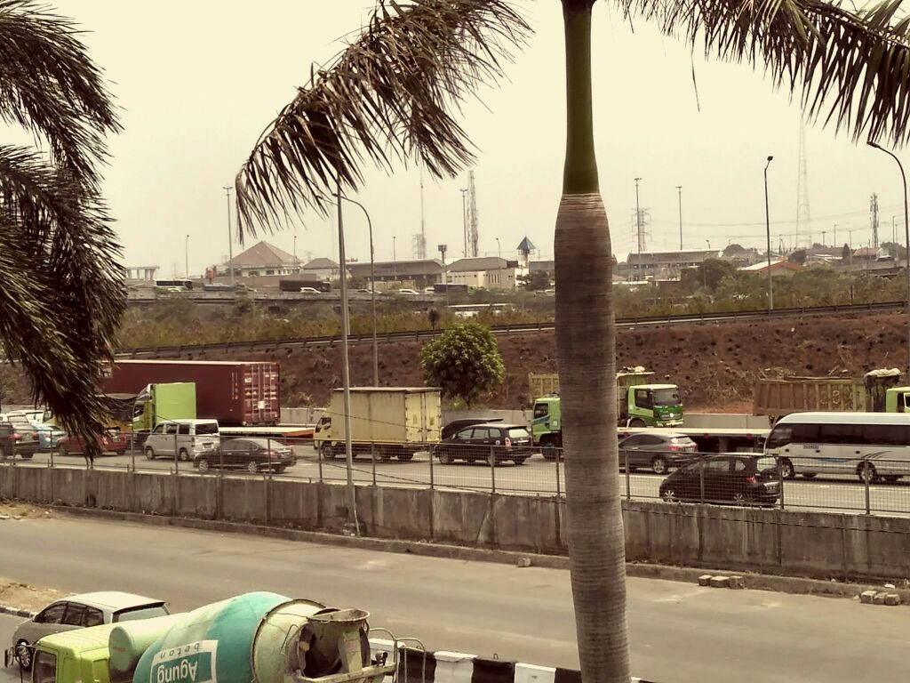 Chandrov's tweet photo. @RadioElshinta Tol lingkar luar barat dari arah Cengkareng macet, krn antri fly over menuju Tangerang/GTO Karteng. https://t.co/Ki74S8AxL5