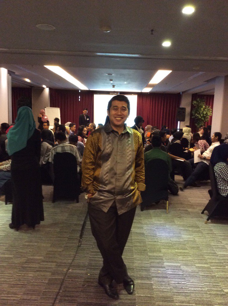 JamilAzzaini's tweet photo. Peserta training BNI Life dikasih tugas, trainernya mejeng :) https://t.co/fNKWl8pnzK