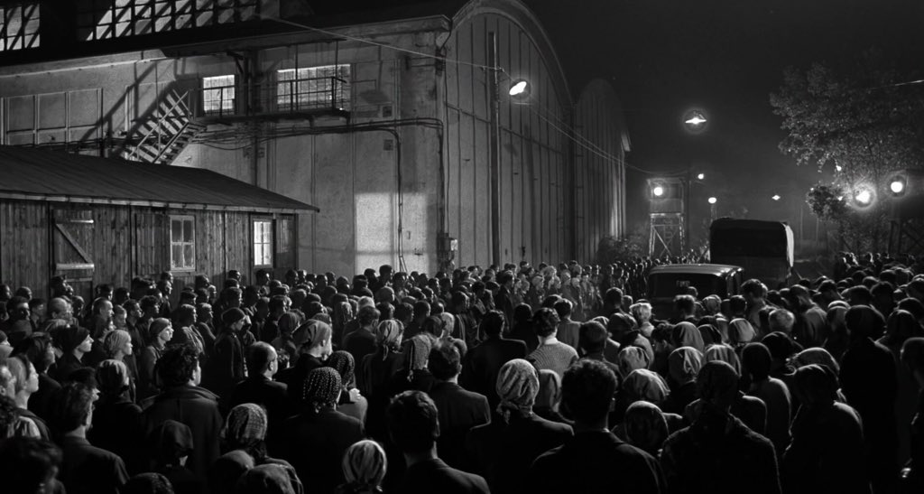 GuyItsLogan's tweet photo. 1993 || Schindler's List https://t.co/UZPIg89AvA