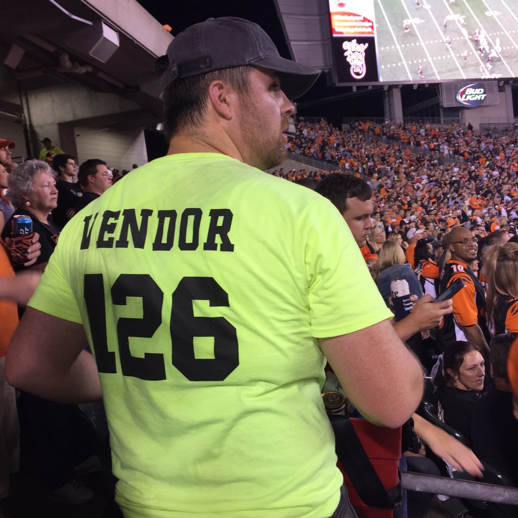 MeGwiTTe1's tweet image. I only buy beer from #126 #kyle #whodey 🏈🍺 #section146 @Bengals