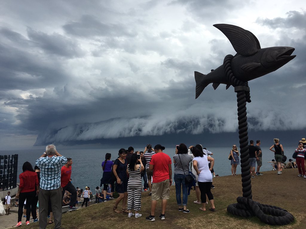 Massive shelf cloud from a Sydney storm moving up the coast line ...