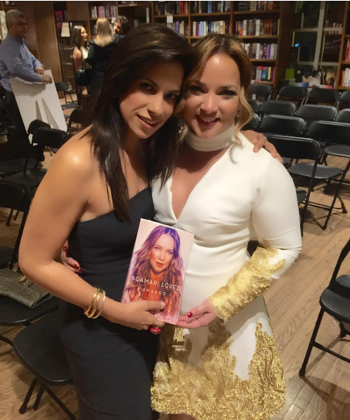 AdamariFans's tweet photo. Firma de autógrafos de #Amando en MIAMI con la consentida @AdamariLopez ¿Ya tienen su libro? https://t.co/sMmKsaeRIa