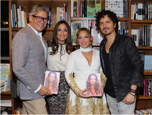 AdamariFans's tweet photo. Firma de autógrafos de #Amando en MIAMI con la consentida @AdamariLopez ¿Ya tienen su libro? https://t.co/sMmKsaeRIa