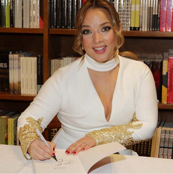AdamariFans's tweet photo. Firma de autógrafos de #Amando en MIAMI con la consentida @AdamariLopez ¿Ya tienen su libro? https://t.co/sMmKsaeRIa