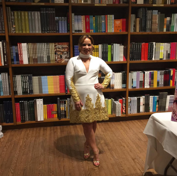 AdamariFans's tweet photo. Firma de autógrafos de #Amando en MIAMI con la consentida @AdamariLopez ¿Ya tienen su libro? https://t.co/sMmKsaeRIa