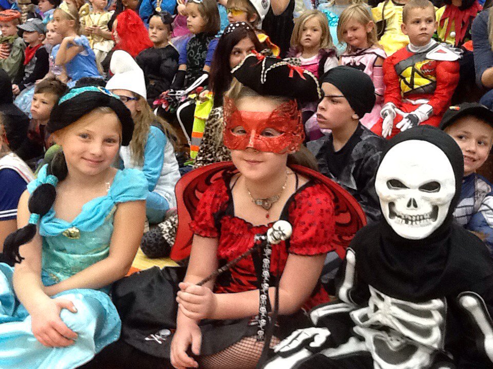prb_2nd's tweet photo. #2015halloweenparade https://t.co/ZTz5IFd1K0