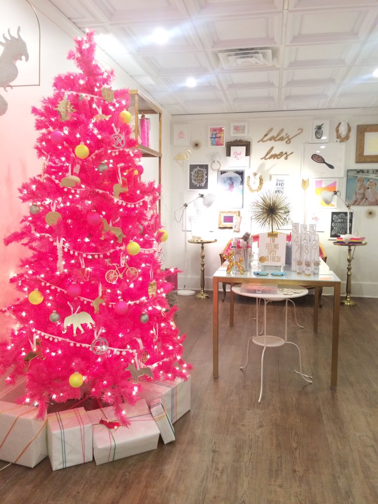 moonandlola's tweet photo. A room full of #LolasLoves and a tree full of #OprahsFavoriteThings! 💕https://t.co/npaHtaH6jq #FavoriteThings2015 https://t.co/UlKHo6EHzU