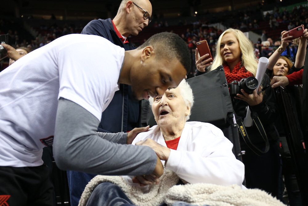 trailblazers's tweet photo. 92-year-old Merle meets her favorite NBA player, @Dame_Lillard. #HelpMerleMeetLillard https://t.co/h4DiTrqttW