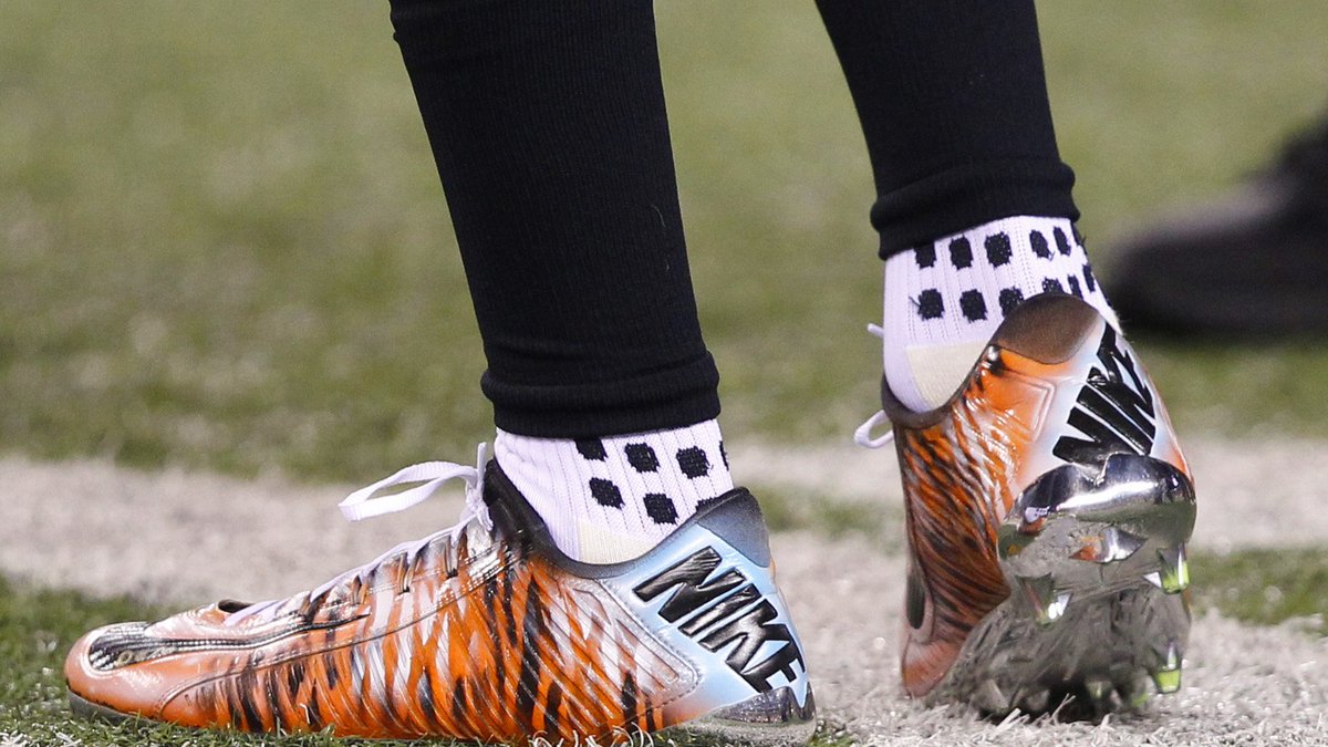 SportsCenter's tweet photo. Mohamed Sanu goes 25 yards on the reverse for the TD!

It's gotta be the shoes. https://t.co/6i9HJ22pm7