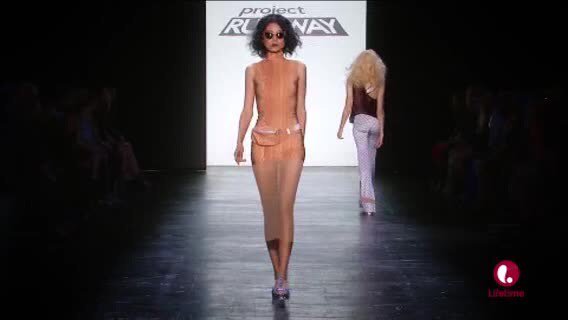 whipclip's tweet image. .@carrieunderwood thinks #DesignerKelly is fearless! #ProjectRunway whipclip.com/video/k29nz