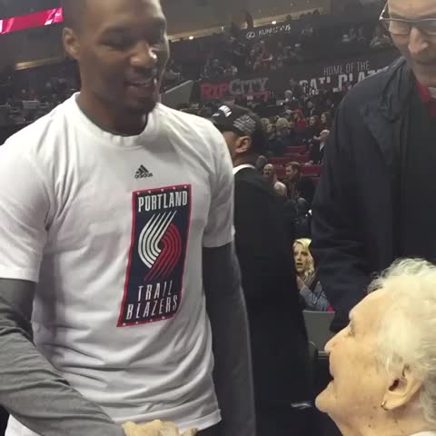 BasketBlog_com's tweet photo. https://t.co/fgVRKDLa0J : #HelpMerleMeetLillard https://t.co/4OKiujcCVX https://t.co/5NrEmIn2UR
