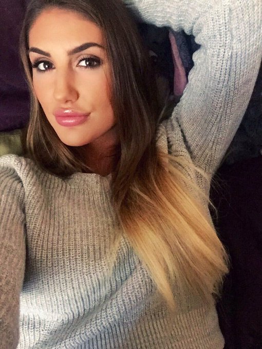 Tired girl?☺️ time to wipe this makeup off?☺️ https://t.co/j8Ui2lwq8S