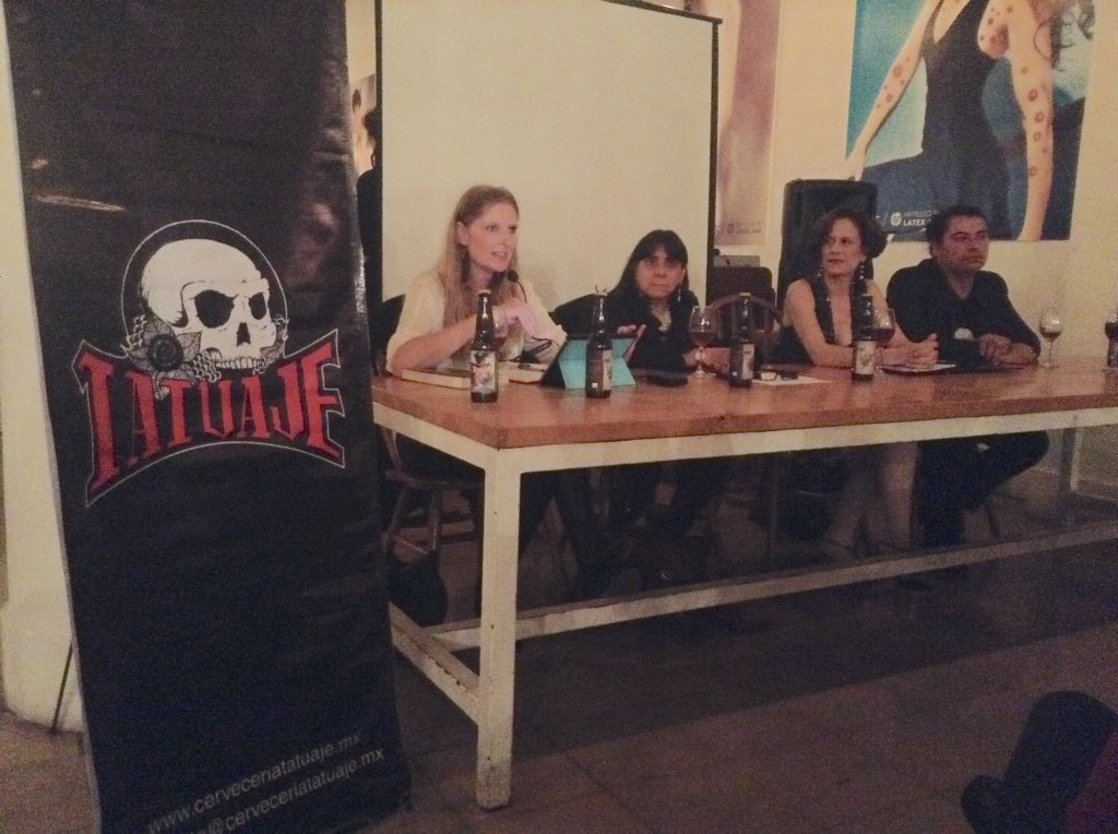 Noche con <a href="/DeniseDresserG/">Denise Dresser</a> en <a href="/crisantadf/">CRISANTA</a> en la presentación de #ElTeatroDelEngaño y degustación de <a href="/cervezatatuaje/">Cervecería Tatuaje</a>