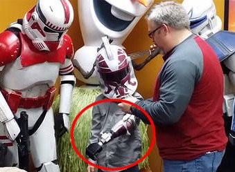 Young Star Wars Fan Surprised With A Prosthetic Arm From Star Wars Characters
twnewsjp.com/page.php?id=328
