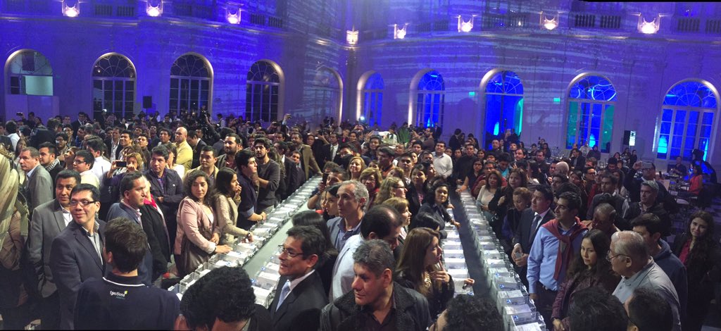 luisaurbina's tweet photo. #LlegóeliPhone6S En @MovistarPeru, los primeros 200 usuarios en comprar su iPhone ya lo tienen en sus manos. https://t.co/5gxfrQ44GF