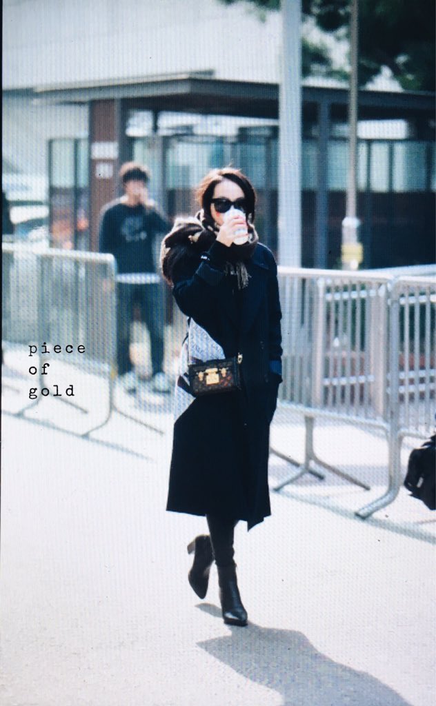 _pieceofgold's tweet photo. 흔한 여의도 길바닥...😎 https://t.co/6CJjZM5gb1