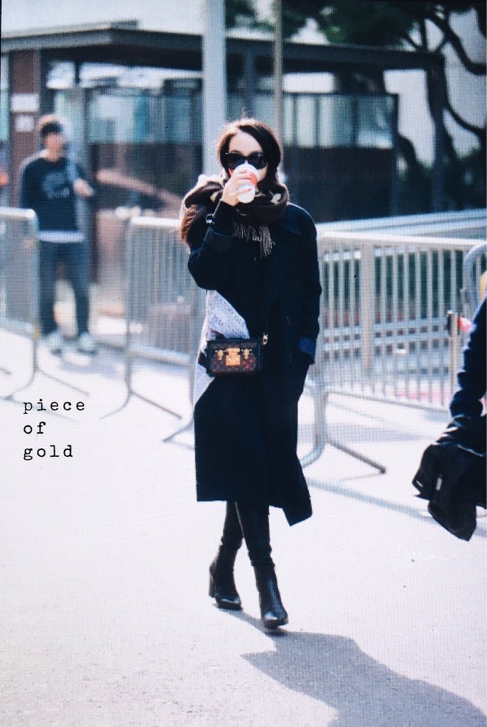 _pieceofgold's tweet photo. 흔한 여의도 길바닥...😎 https://t.co/6CJjZM5gb1