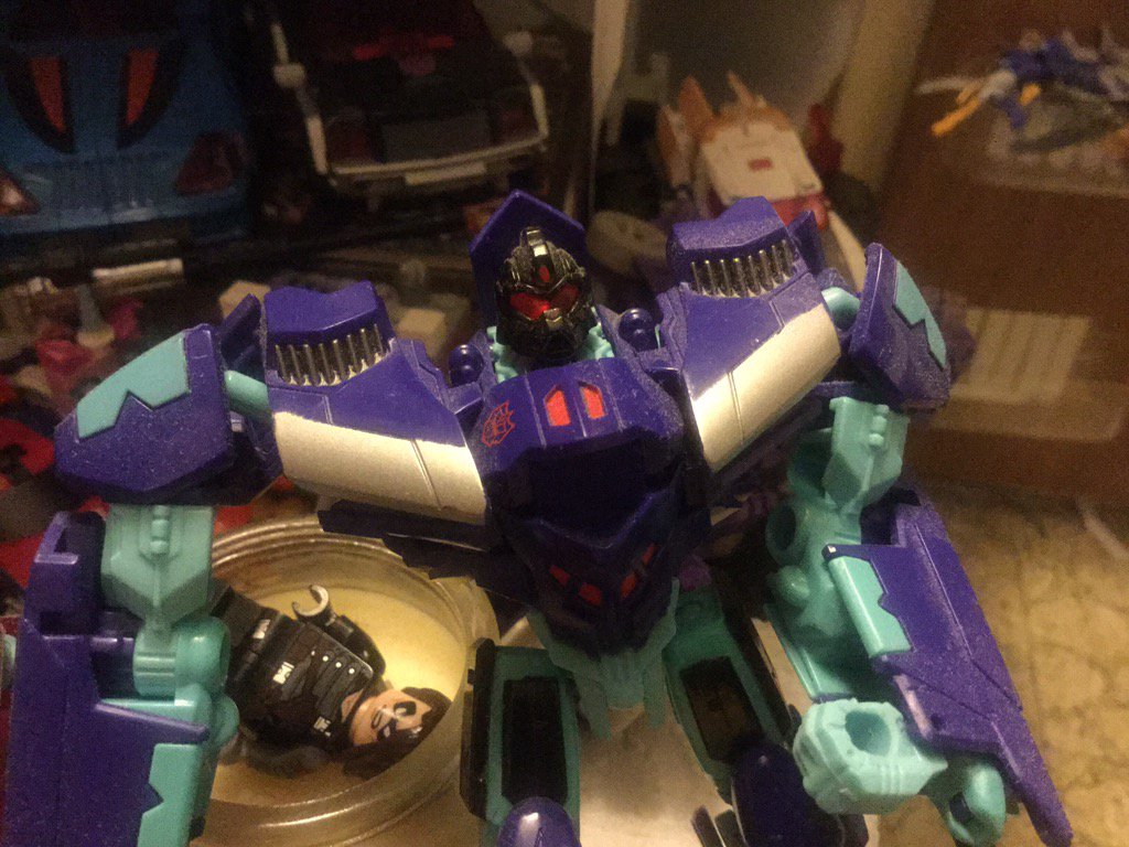Transfan2's tweet photo. @TheJohnBarber @SaraLePew @dyemooch #TF46 IDW Dreadwing: I hope STRSCM lets us use Spacebridge(and look other way) https://t.co/B7BWv7xyfG