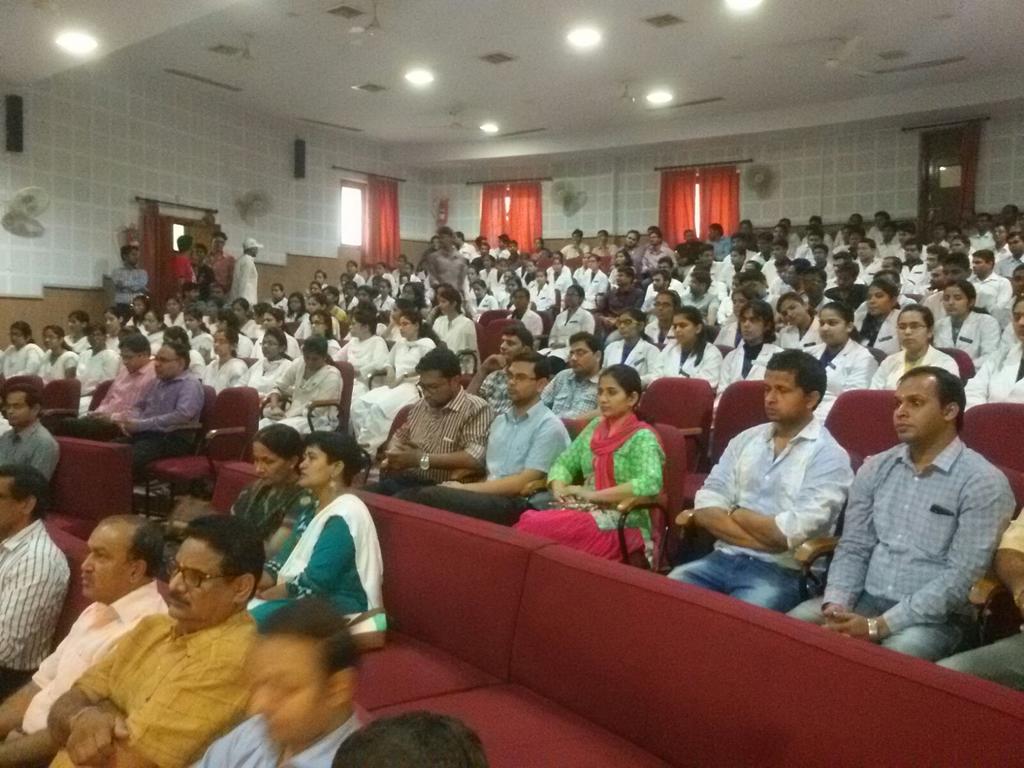 कल के चरक शपथ समारोह में शपथ ग्रहण करते ळात्र।