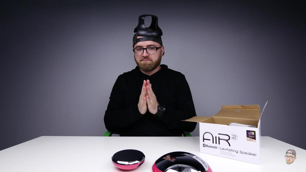 mabye_its_gavin's tweet photo. it's okay if you're not in a relationship. You always have @UnboxTherapy https://t.co/FZ7sciWMw1