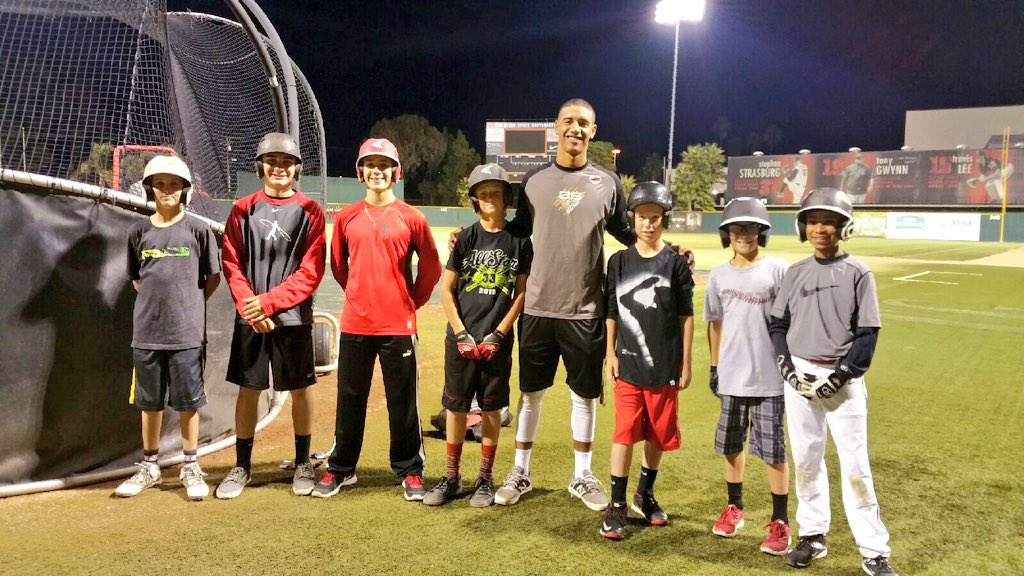 averytuck24's tweet photo. My squad✊🏽 #jrAztecs #sdsuboys https://t.co/wEWP5DC9Ip