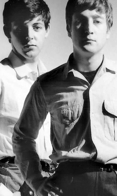 ContextosMX's tweet photo. Éramos tan jóvenes. #Actitud #TheBeatles #JohnLennon #PaulMcCartney https://t.co/I5z2kjGAOv
