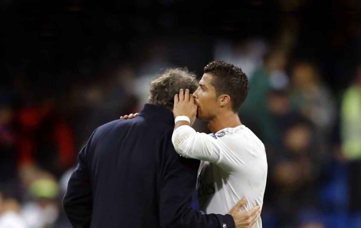 le_Parisien's tweet photo. Cristiano Ronaldo à Laurent Blanc : «J'aimerais beaucoup travailler avec vous» https://t.co/MWsdgsIWhg https://t.co/WnrkrOHLTB