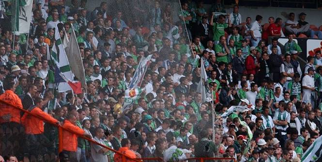 lequipe's tweet photo. Saint-Etienne veut plus de places pour ses supporters à Lyon et saisit le CNOSF https://t.co/YpYYvvRIo9 https://t.co/EWgf38h3YH