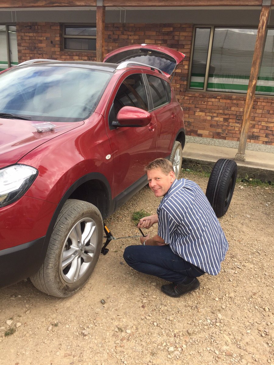 The salesman of Bot had to change a tire for our agent Oscar ;)