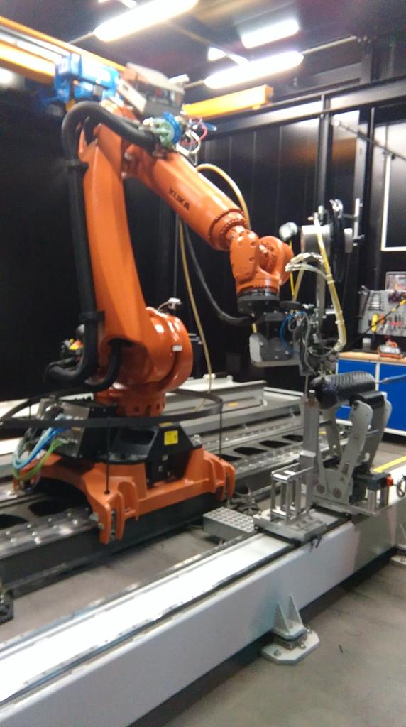 CendrineCarmagn's tweet photo. Thanks @CetimFrance for the demonstration. Let's visit #robofin @IRTJulesVerne https://t.co/EZLqLMFVtw